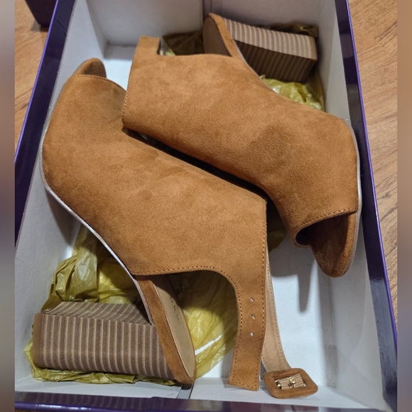 Madden Girl Tan Suede Peep Toe Booties Classic Neutral Shoes Block Heel 7.5 - Picture 2 of 8